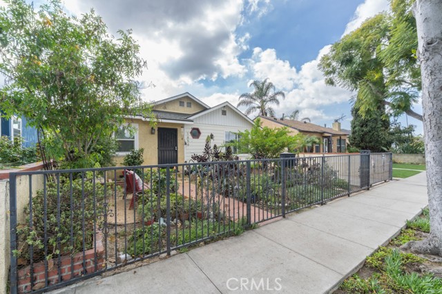 Detail Gallery Image 4 of 41 For 1656 E 63rd, Long Beach,  CA 90805 - 3 Beds | 2 Baths