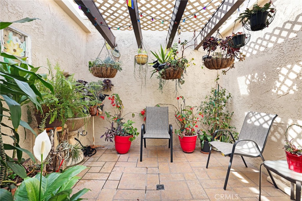 https://media.crmls.org/medias/dea5f1cf-29f5-4a2b-9b68-d91a19dd5eb6.jpg?preset=X-Large