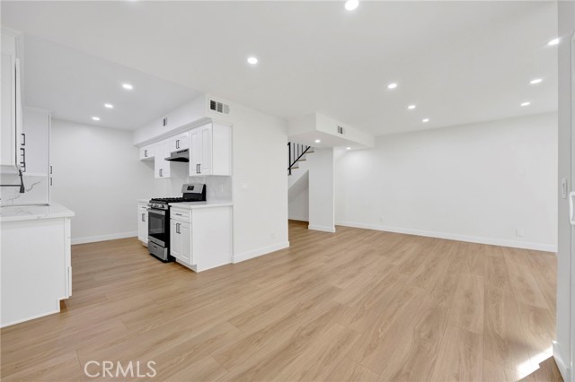 Detail Gallery Image 10 of 30 For 17303 Chatsworth St #4,  Granada Hills,  CA 91344 - 2 Beds | 1/1 Baths