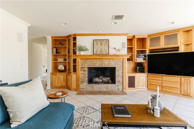 4935 Calvin Avenue, Tarzana CA: https://media.crmls.org/medias/deab6dc8-fae8-499d-8b6a-60e1708e7264.jpg