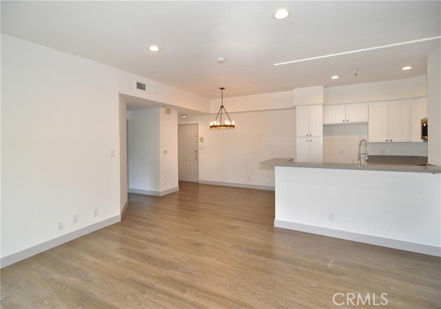 Detail Gallery Image 7 of 13 For 14914 Hamlin St #105,  Van Nuys,  CA 91411 - 2 Beds | 2 Baths