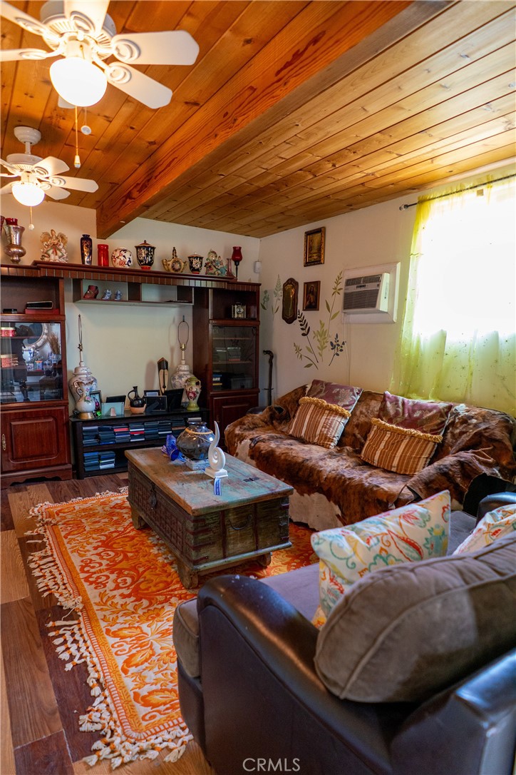 https://media.crmls.org/medias/deacbbb7-7790-48c9-a481-6bd6c9d915f2.jpg?preset=X-Large
