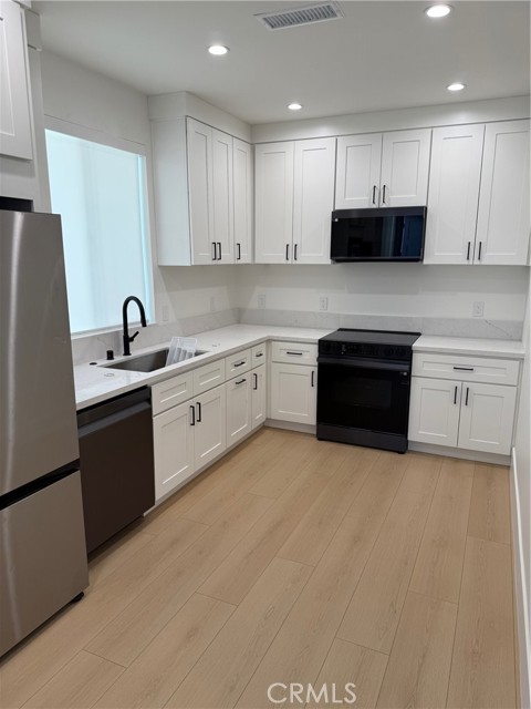 Detail Gallery Image 4 of 28 For 8546 Vanalden, Northridge,  CA 91324 - 2 Beds | 1 Baths