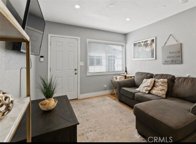 Detail Gallery Image 2 of 10 For 9816 S Hoover St, Los Angeles,  CA 90044 - 1 Beds | 1 Baths