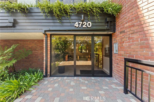 Detail Gallery Image 2 of 40 For 4720 Park Encino Ln #220,  Encino,  CA 91436 - 2 Beds | 2/1 Baths