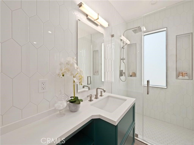 5702 Lubao Avenue, Woodland Hills CA: https://media.crmls.org/medias/deb0b58a-dbb1-4993-9f30-066af01c67bb.jpg