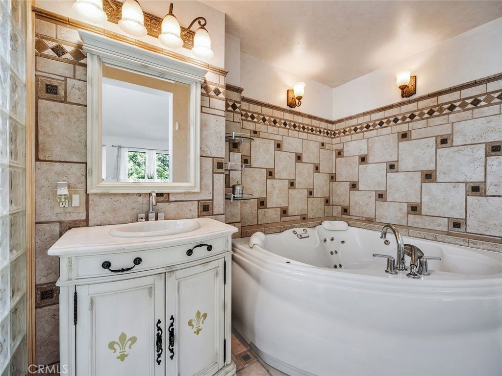 https://media.crmls.org/medias/deb355b8-ccc7-4595-88de-e53155fb0ca4.jpg?preset=X-Large