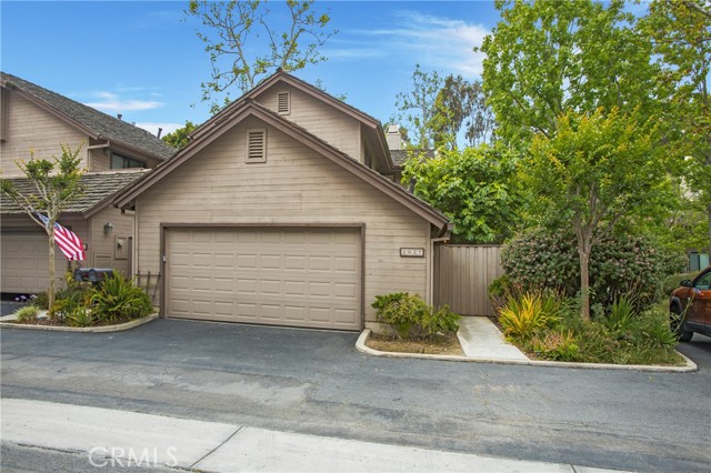 Detail Gallery Image 9 of 29 For 2057 Meadow View Ln, Costa Mesa,  CA 92627 - 2 Beds | 2/1 Baths