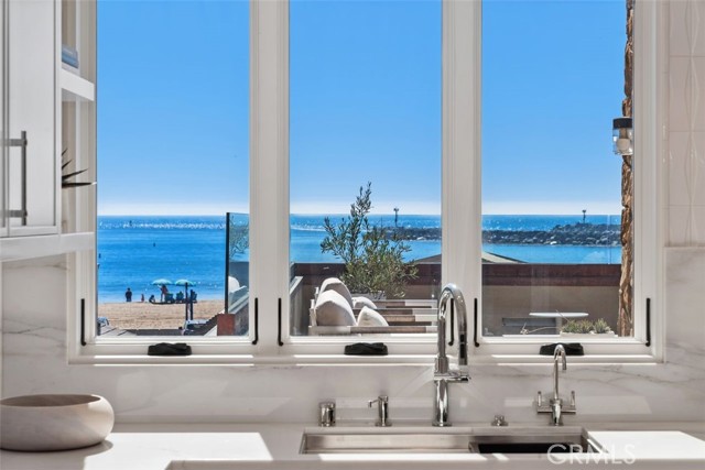 Detail Gallery Image 12 of 47 For 3130 Breakers, Corona Del Mar,  CA 92625 - 3 Beds | 2/1 Baths