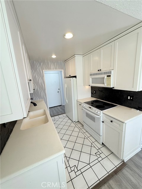 Detail Gallery Image 7 of 27 For 12200 Montecito Rd #D221,  Seal Beach,  CA 90740 - 2 Beds | 2 Baths
