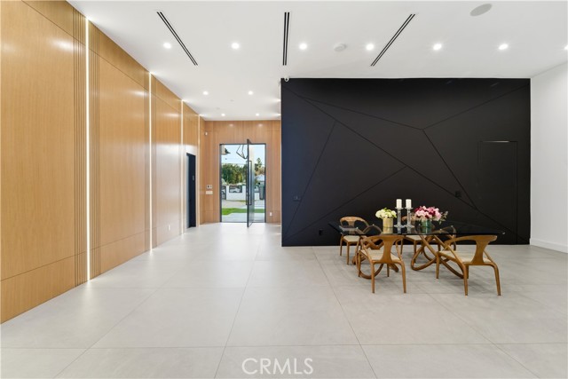 Detail Gallery Image 7 of 17 For 23227 Burbank Bld, Woodland Hills,  CA 91367 - 5 Beds | 5/1 Baths