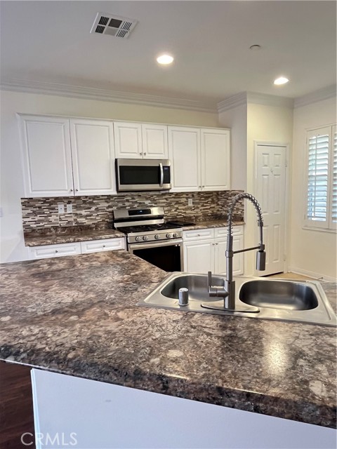 5384 Palestrina Way, Fontana CA: https://media.crmls.org/medias/deb6e917-3d6f-4b11-9f97-0dceda451f23.jpg