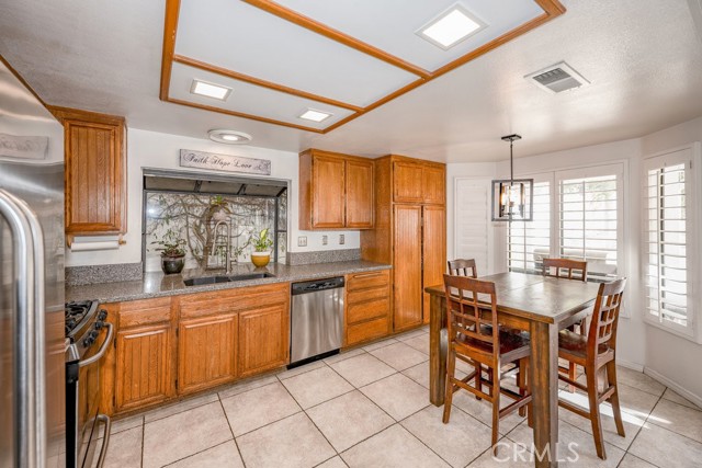 Detail Gallery Image 11 of 37 For 29322 Gary Dr, Canyon Country,  CA 91387 - 4 Beds | 2/1 Baths