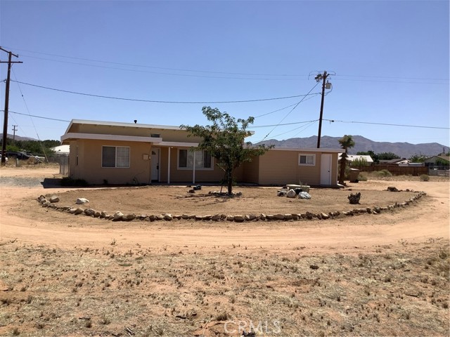 22042 Elkalo Road, Apple Valley CA: https://media.crmls.org/medias/deba9650-638a-476e-8bbb-bfce25394dd1.jpg