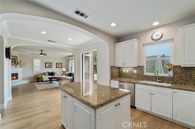 Detail Gallery Image 7 of 39 For 4437 Cabot Dr, Corona,  CA 92883 - 3 Beds | 2/1 Baths