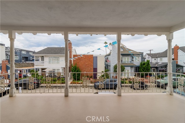 320 1/2 Coral Avenue, Newport Beach CA: https://media.crmls.org/medias/debc9f6a-d795-4e75-8761-4263783f6bf5.jpg