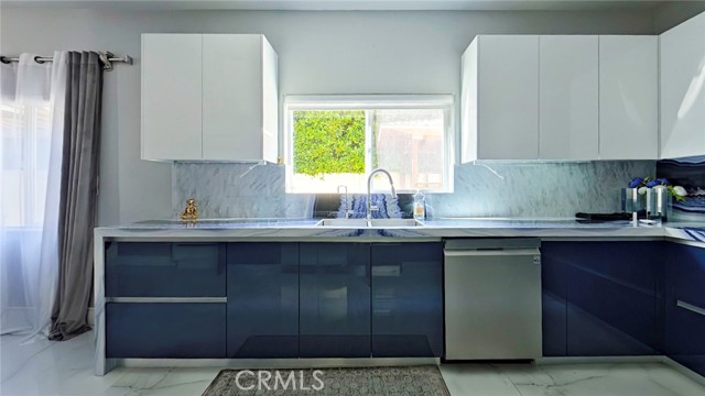 Detail Gallery Image 14 of 45 For 6937 Kian Ct, Van Nuys,  CA 91406 - 4 Beds | 3 Baths