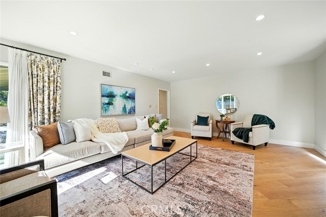 1210 Los Altos Avenue, Long Beach CA: https://media.crmls.org/medias/dec1050e-7b2e-4923-987f-2b71c0352e03.jpg