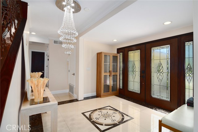 Detail Gallery Image 4 of 42 For 6508 Moorcroft Ave, Woodland Hills,  CA 91303 - 5 Beds | 3/1 Baths