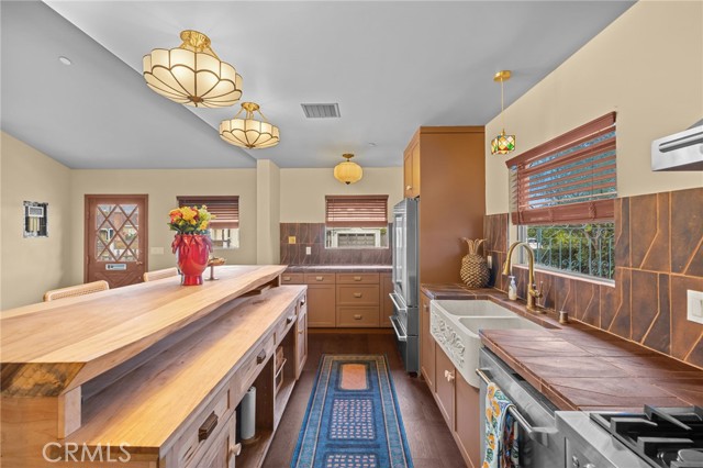 Detail Gallery Image 4 of 45 For 437 N Parish Pl., Burbank,  CA 91506 - 3 Beds | 2 Baths