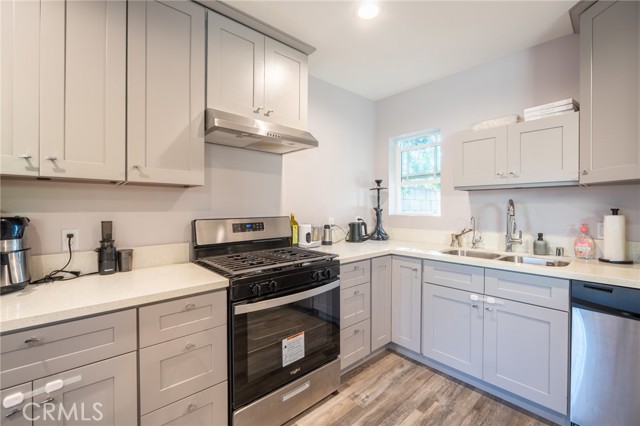 Detail Gallery Image 6 of 21 For 7647 Amestoy Ave, Van Nuys,  CA 91406 - 2 Beds | 2 Baths