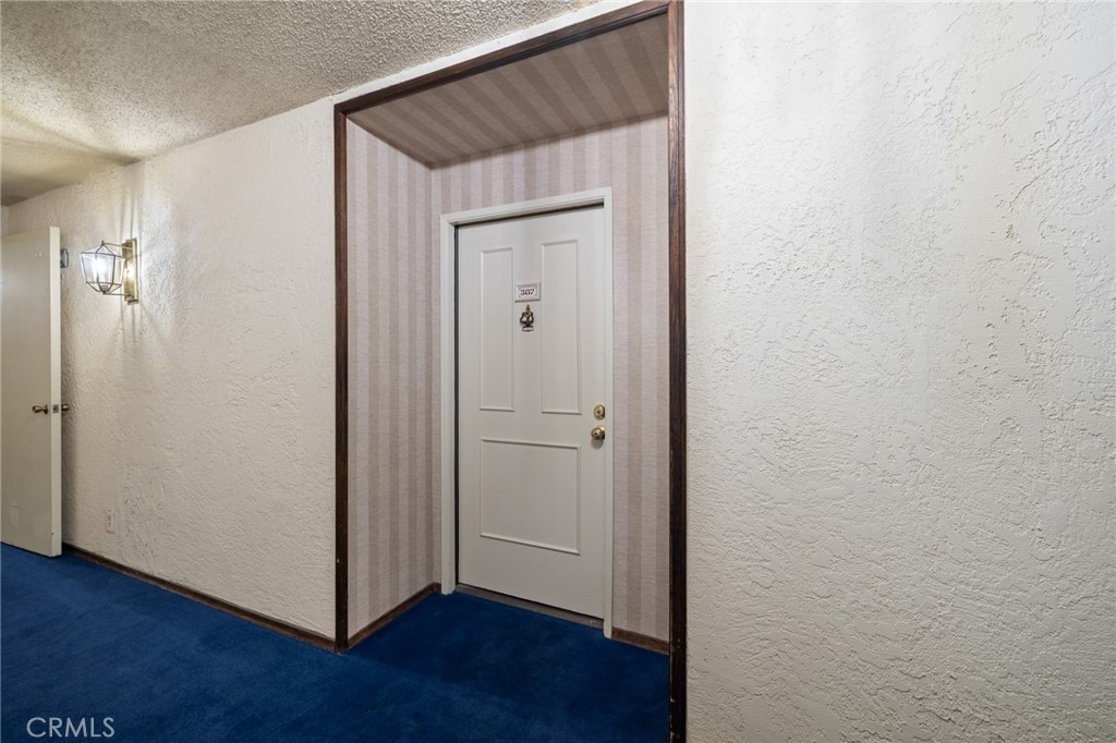https://media.crmls.org/medias/decb897d-6799-489d-bf1a-01ec02e26021.jpg?preset=X-Large