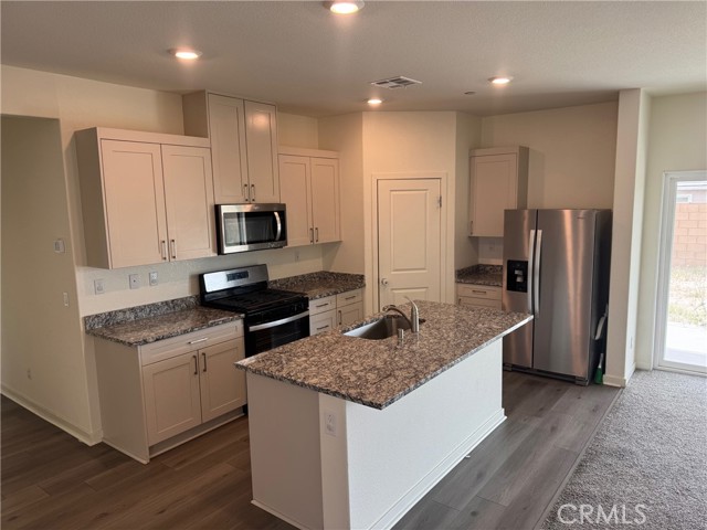 Detail Gallery Image 3 of 6 For 11155 Fargo Ct, Victorville,  CA 92392 - 3 Beds | 2 Baths