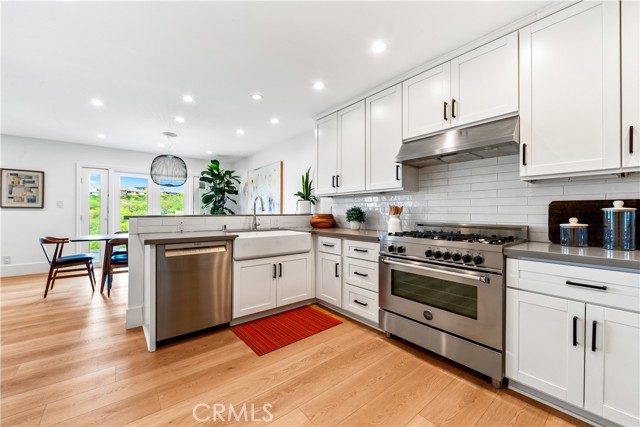9 Jasmine Creek Dr, Corona del Mar CA: https://media.crmls.org/medias/decccde3-1b35-4eee-9a76-5121329d3136.jpg