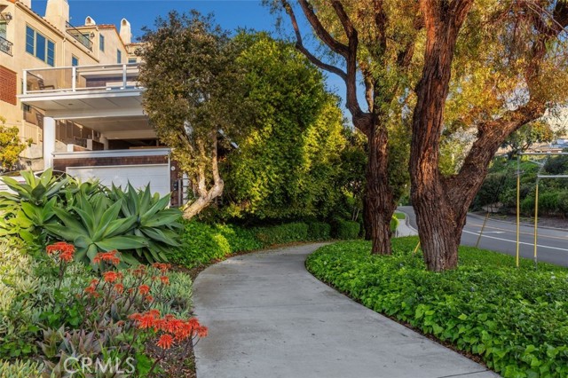 2516 Bayside Drive, Corona del Mar CA: https://media.crmls.org/medias/decd7210-ccfc-4967-bf44-3936deabedb9.jpg