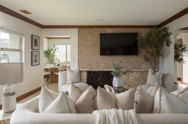 Detail Gallery Image 4 of 21 For 401 Holmwood, Newport Beach,  CA 92663 - 2 Beds | 2/1 Baths