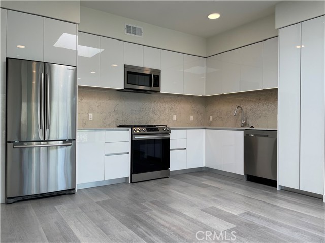 Detail Gallery Image 9 of 20 For 12012 Valleyheart Dr #203,  Studio City,  CA 91604 - 2 Beds | 2 Baths