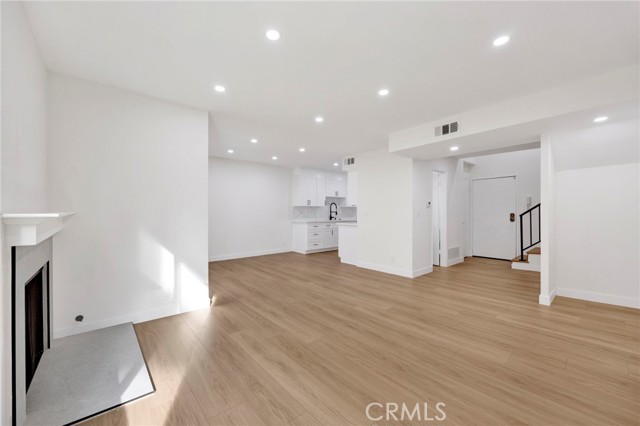 Detail Gallery Image 11 of 30 For 17303 Chatsworth St #4,  Granada Hills,  CA 91344 - 2 Beds | 1/1 Baths