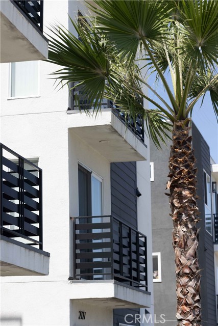 2725 S La Brea Avenue, Los Angeles CA: https://media.crmls.org/medias/ded0f624-1d54-4afb-a09e-8f02ca90e0aa.jpg