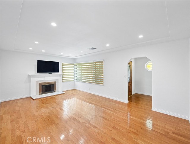 826 E Olive Avenue, Burbank CA: https://media.crmls.org/medias/ded1c3e4-3c8d-45e1-b360-a3d55d9e3a3e.jpg