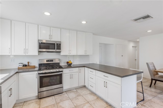 Detail Gallery Image 5 of 38 For 24131 Kittridge, West Hills,  CA 91307 - 5 Beds | 3 Baths