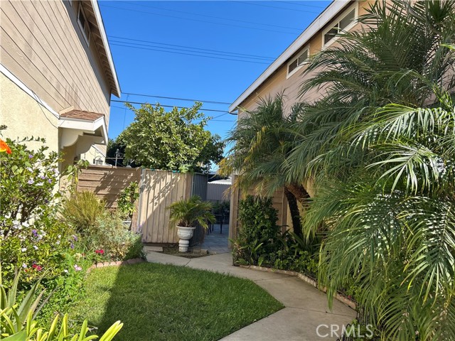 9826 CALIFORNIA Avenue, South Gate CA: https://media.crmls.org/medias/ded37798-bd3b-4298-84ec-01dbf82ea037.jpg