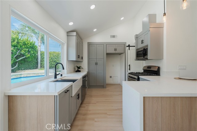 Detail Gallery Image 12 of 50 For 9821 Kite Dr, Huntington Beach,  CA 92646 - 3 Beds | 2 Baths
