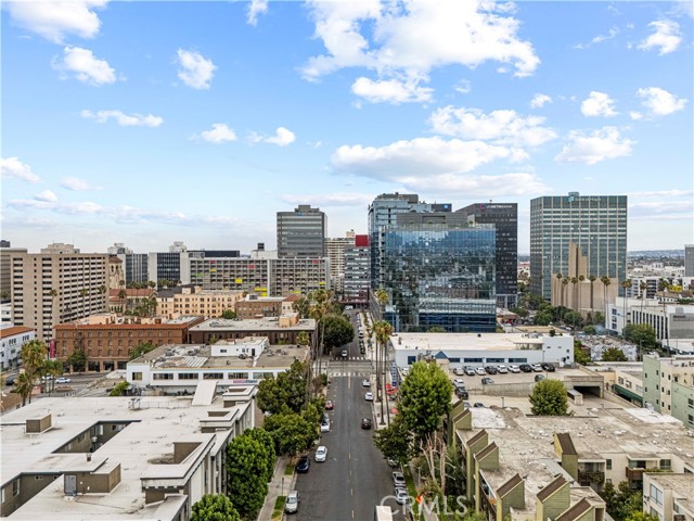 525 S Ardmore Ave, Los Angeles CA: https://media.crmls.org/medias/ded9e6ec-4531-46e1-9a01-8736ce1b5253.jpg