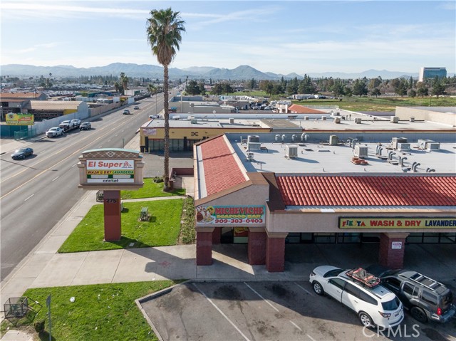 275 9th street, San Bernardino CA: https://media.crmls.org/medias/deda2cdd-6d03-41a3-829e-5fb5e6798cf4.jpg