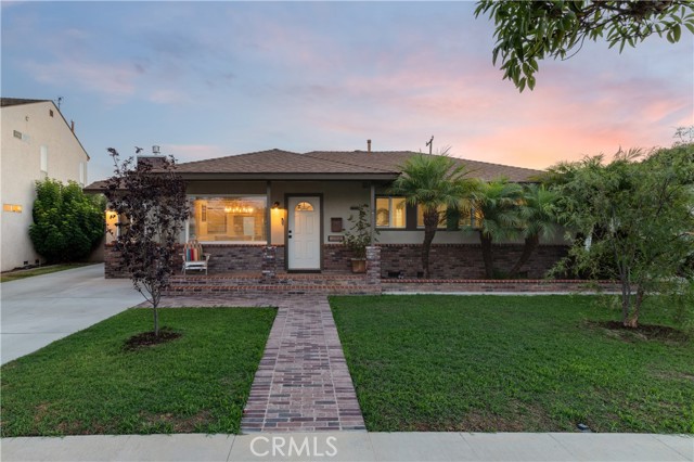 Detail Gallery Image 2 of 33 For 2289 Stearnlee Ave, Long Beach,  CA 90815 - 3 Beds | 3 Baths
