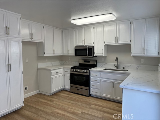 Detail Gallery Image 4 of 10 For 3351 Lincoln St, Riverside,  CA 92503 - 3 Beds | 2 Baths