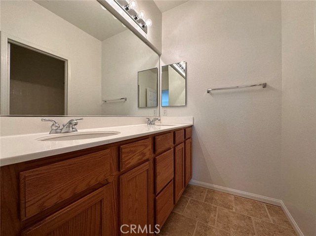 7144 Silverwood Drive, Eastvale CA: https://media.crmls.org/medias/dee3fb0e-b298-4a2d-91ff-aded72eb9fb6.jpg
