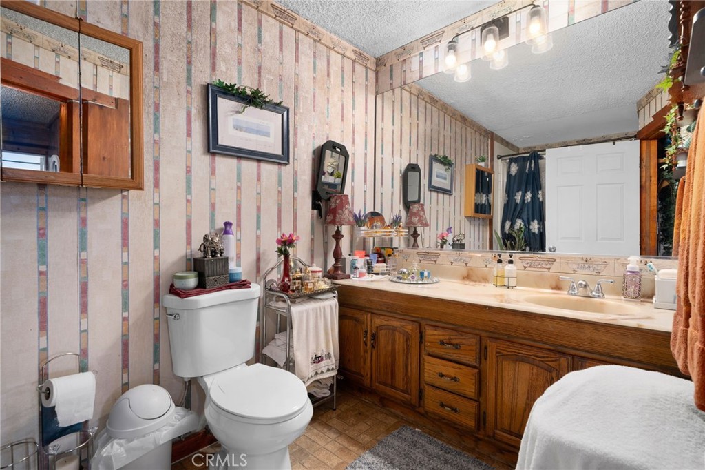https://media.crmls.org/medias/dee6a880-9d14-4c2b-9e99-0de27e533db7.jpg?preset=X-Large