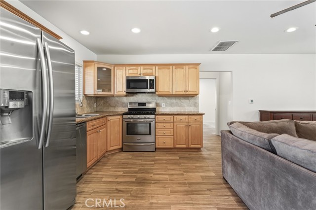 Detail Gallery Image 9 of 31 For 22639 Calvert St #F,  Woodland Hills,  CA 91367 - 1 Beds | 1 Baths