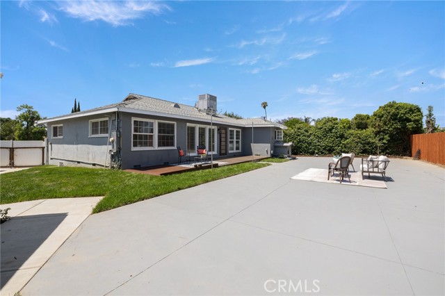 11012 Montgomery Avenue, Granada Hills CA: https://media.crmls.org/medias/dee6f335-637f-4bae-8523-9d3627f1839e.jpg