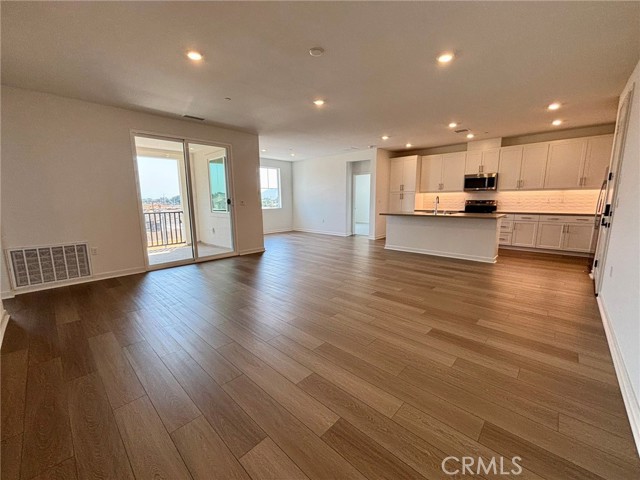6136 Valentina Way, Eastvale CA: https://media.crmls.org/medias/dee7f9cb-6951-4e68-9624-563ac9f8ee8b.jpg