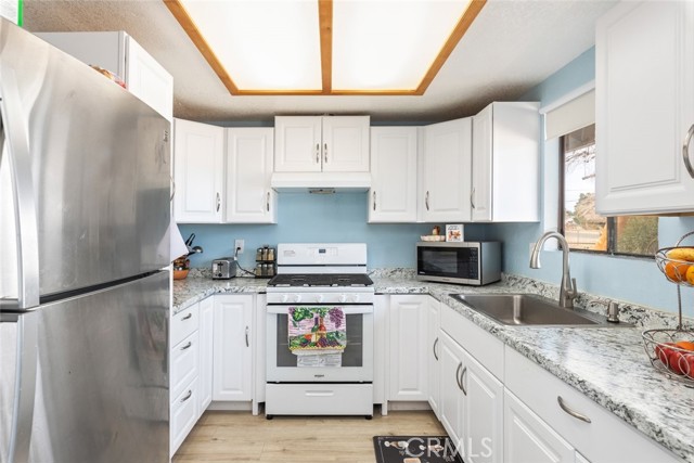 17733 Fresno Street, Hesperia CA: https://media.crmls.org/medias/deea294e-8f9a-4ab5-bf6a-fe987604bb3e.jpg