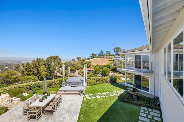 33 Cayuse Lane, Rancho Palos Verdes CA: https://media.crmls.org/medias/deebf285-2117-4211-b53e-8d51fe5e771c.jpg