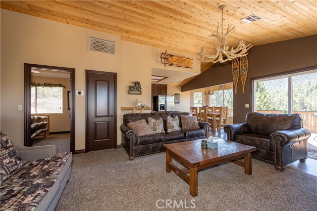 43850 Yosemite Drive, Big Bear Lake CA: https://media.crmls.org/medias/deed212d-3260-46e3-b24e-3a06c7cf00ce.jpg