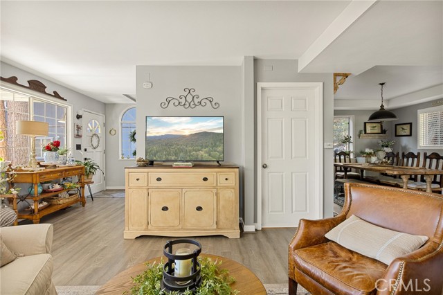 Detail Gallery Image 4 of 20 For 682 E Victoria Ct, Lake Arrowhead,  CA 92352 - 3 Beds | 2/1 Baths